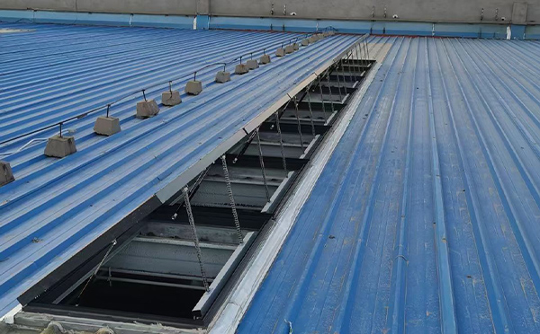 某城市大型商业综合体中庭双河排烟窗工程